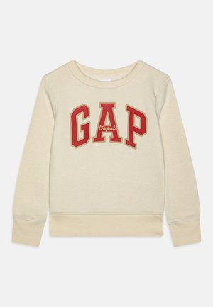 Cremefarbener Pullover mit langen Ärmeln, gerippten Bündchen und Saum, mit großen roten "GAP"-Buchstaben und kleinem "Original"-Schriftzug in der Mitte.