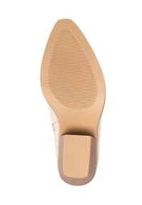 Beige spidsfodssål med tekstureret grebsmønster foran og firkantet hæl.