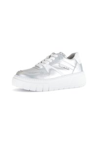 Silberne Schnürsneaker mit einer metallischen, glatten Oberfläche und einer kontrastierenden weißen, strukturierten Plateausohle. Verfügt über subtile Stickakzente.