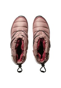 Botas aisladas de color rosa con un diseño acolchado, forro de piel sintética, acentos en negro y tiradores para facilitar su uso. Punta redondeada y suela de goma.