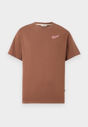 Cămașă cu mânecă scurtă, de culoare maro, tip crewneck, cu logo-ul "Pompeii" în scris alb pe partea superioară stânga a pieptului.