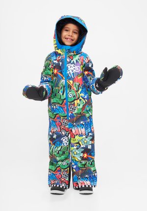 Combinaison de neige colorée à motifs graffiti avec une capuche bleue, des mitaines noires et des poignets rayés ; conçue pour la chaleur et la mobilité.
