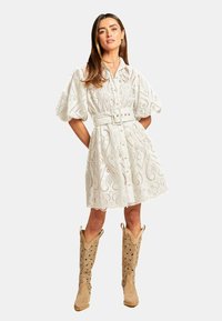 Alma en Pena Vestido camisero - blanco