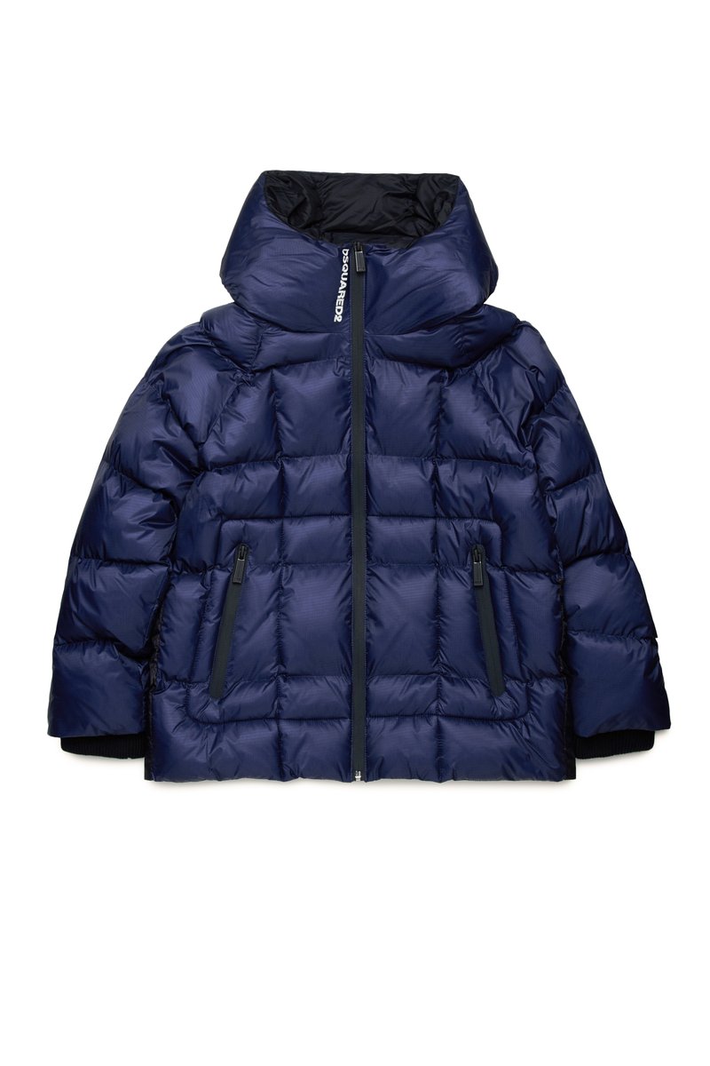 Giacca imbottita blu navy con colletto alto, chiusura con zip, due tasche laterali e design trapuntato testurizzato, dotata di polsini elastici.