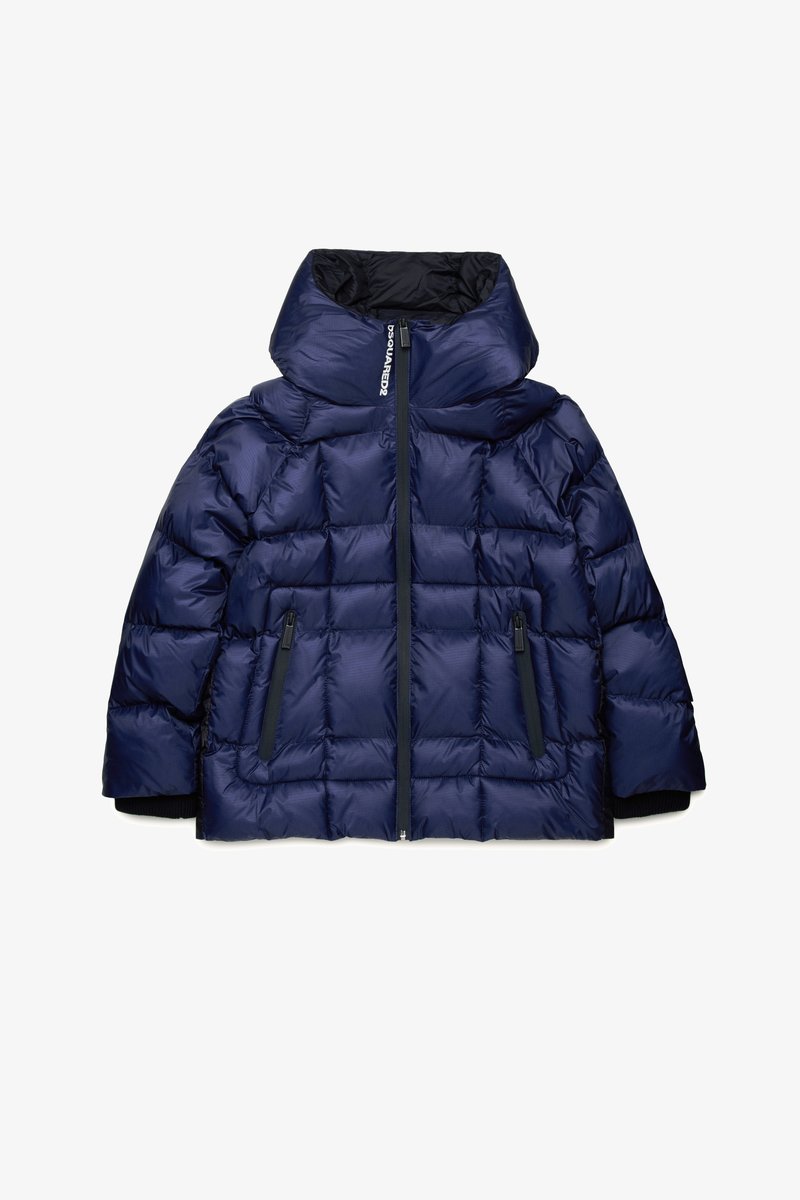 Giacca imbottita blu navy con colletto alto, chiusura con zip, due tasche laterali e design trapuntato testurizzato, dotata di polsini elastici.