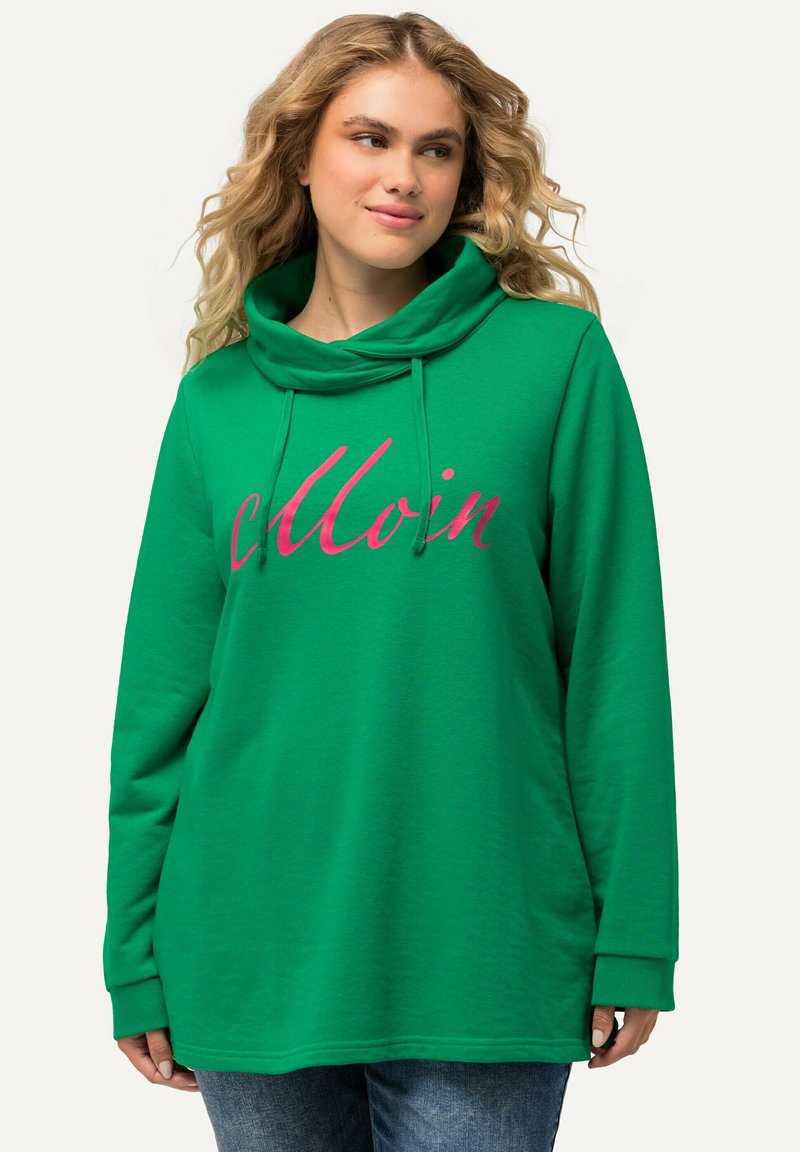 Sudadera verde con cuello tipo embudo, que presenta una gran impresión en script rosa. El material parece suave, con mangas largas y un corte relajado.