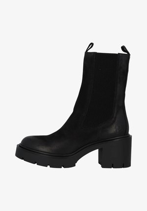 Bottine noire en cuir avec talon épais, panneau latéral côtelé et languettes de tirage à l'avant et à l'arrière de la tige.