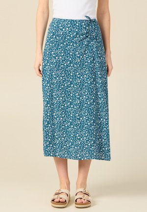 Blauer floral bedruckter Wickelrock mit einem kleinen Bindeband an der Taille, aus leichtem Stoff mit einem fließenden Design.