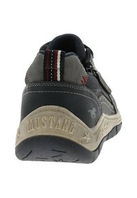 Baskets gris foncé avec des accents en cuir texturé et en tissu. Dotées d'une languette en tissu rayé et d'une semelle en caoutchouc avec l'inscription "MUSTANG" en relief.