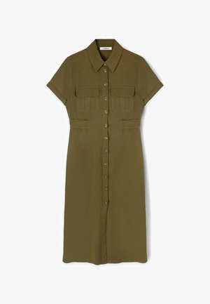 Vihreä oliivinvärinen liukuva kangas, polvenpituinen paita mekko, jossa on lyhyet hihat, kaksi rintataskua ja nappi edessä.