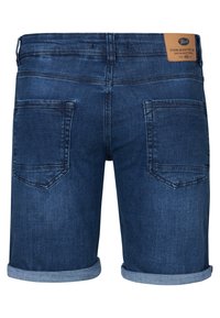 Pantaloni corti in denim blu scuro con orlo arrotolato, dotati di due tasche posteriori e un'etichetta di marca in pelle sulla vita. Texture liscia.