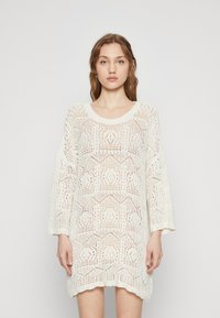 ONLY ONLBEACHIE LIFE LOOSE O NECK  - Vestido de punto - cloud dancer