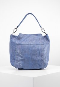 Sac à main en cuir bleu avec une surface texturée, de forme arrondie, une courte anse et une poche extérieure unique. Éléments en métal pour les accents.