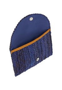 Clutch blu intrecciato con un accento in pelle liscia. Presenta una forma arrotondata, chiusura a scatto e una tasca interna per l'organizzazione.