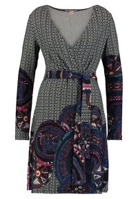 Schwarz-weiß gemustertes Wickelkleid mit langen Ärmeln, einem Taillengürtel und bunten, kreisförmigen abstrakten Designs an Ärmeln und Rock.