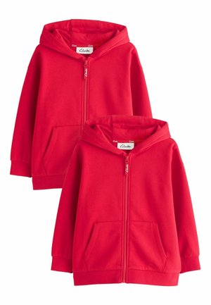 Dve červené mikiny s kapucňou na zips, predné vrecká, rebrované manžety a branding Clarks na zipsu a štítku na krku.