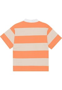 Kortärmad polo med växlande orange och beige horisontella ränder, vit krage och avslappnad passform. Tillverkad av mjukt tyg.