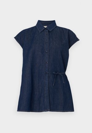 Ciemnoniebieska sukienka koszulowa z kołnierzykiem, krótkimi rękawami, z przodem na guziki i paskiem w talii do regulacji. Gładka tekstura i casualowy krój.