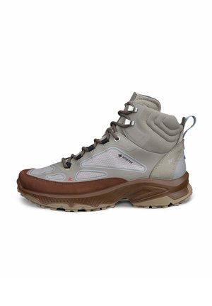 Svetlosivé a hnedé turistické topánky s Gore-Tex materiálom, polstrovanou oporou členka, robustnou podrážkou a šnúrkami s kovovými očkami na vonkajšie použitie.
