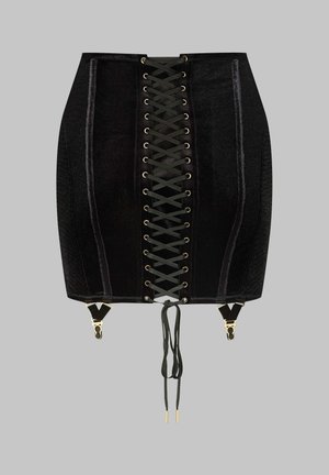 Schwarzer Samt-Korsettgürtel mit zentraler Kreuzschnürung und angebrachtem goldfarbenem Strumpfhalterclips vor grauem Hintergrund.