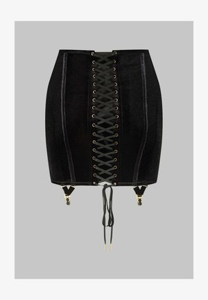 Schwarzer Samt-Korsettgürtel mit zentraler Kreuzschnürung und angebrachtem goldfarbenem Strumpfhalterclips vor grauem Hintergrund.