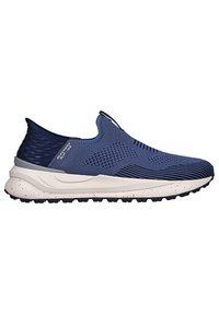 Blauwe slip-on sportkleur met een getextureerde mesh bovenkant, marineblauwe accenten en een gevoerde crème zool met donkere spikkels en een profiel voor grip.