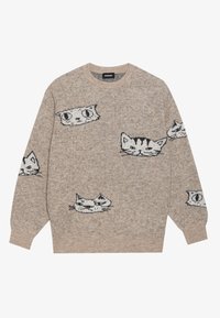 Pull beige en maille avec un col rond et des manches longues ornées de motifs de têtes de chat noires. Tissu texturé avec une finition douce.