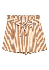 Pantalones cortos a rayas marrones y blancas con cintura alta, con un detalle de cinturón anudado. Hechos de tela ligera con un ajuste relajado.