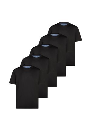 Fünf schlichte schwarze T-Shirts mit kurzen Ärmeln und Rundhalsausschnitt, diagonal auf weißem Hintergrund gestapelt.