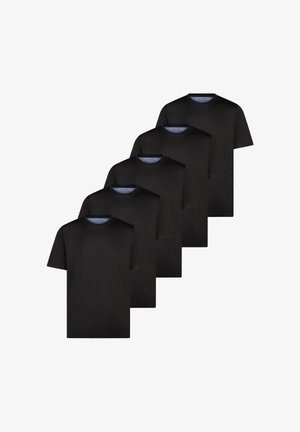 Fem ensfarvede sorte T-shirts med korte ærmer og rund hals, stakket diagonalt på en hvid baggrund.