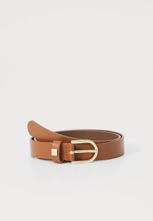 Hnedý kožený opasok so zlatou kovovou prackou, s hladkým povrchom a klasickým dizajnom. Súčasťou je aj nastaviteľný popruh pre pohodlné nosenie.