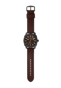 Reloj con correa de cuero marrón, caja texturizada negra, esfera marrón oscuro y marcadores en tono dorado. Presenta una ventana de fecha y una corona en forma de engranaje.