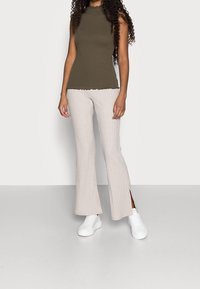 Gina Tricot Petite Tygbyxor - beige