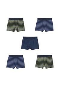 Cinque paia di boxer da uomo: due paia di colore blu scuro, due paia a strisce verdi e blu marine, e un paio in tinta unita blu scuro con elastico in vita.