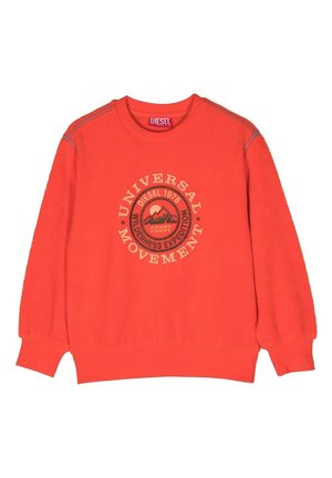 Felpa rossa in pile con collo rotondo, dotata di un design logo circolare che riporta la scritta "UNIVERSAL MOVEMENT" e una grafica di montagna. Polsini elasticizzati.