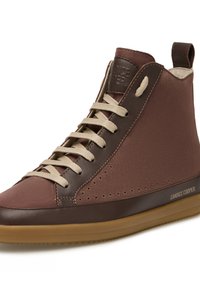 Sneaker alte marroni realizzate in pelle e camoscio, con lacci beige, dettagli perforati e suola in gomma. Il marchio è visibile sul tallone.