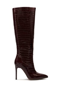 Knee-high bordo spalvai batai, pagaminti iš blizgaus, tekstūruoto dirbtinio krokodilo odos. Turi smailų pirštą ir ploną stiletto kulną.