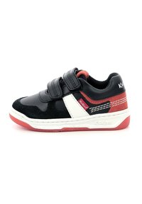 Zapatilla negra y roja con tiras de velcro, material de ante y sintético, acentos en blanco, suela de goma resistente y logo de Kickers.