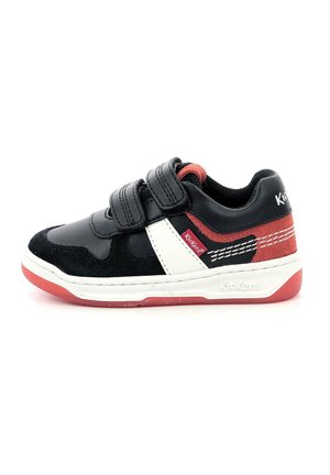 Zapatilla negra y roja con tiras de velcro, material de ante y sintético, acentos en blanco, suela de goma resistente y logo de Kickers.