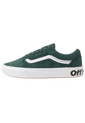 Zielony zamszowy sneakers niskoprofilowy z białym bocznym paskiem, białą gumową podeszwą i czarnym napisem "Off" na pięcie.