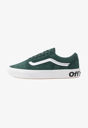 Baskets basses en daim vert avec bande blanche sur le côté, semelle en caoutchouc blanche et inscription noire "Off" sur le talon.