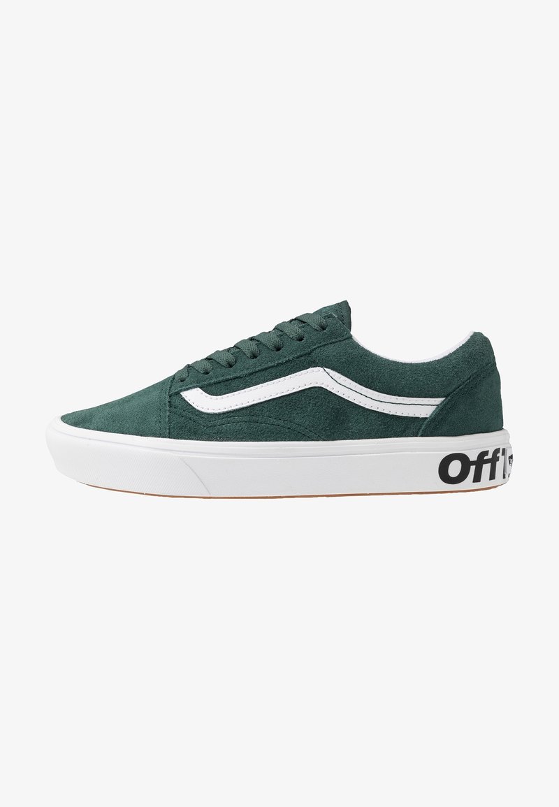 Baskets basses en daim vert avec bande blanche sur le côté, semelle en caoutchouc blanche et inscription noire "Off" sur le talon.