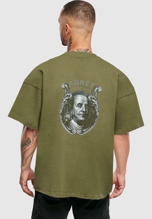Oliven grøn oversized t-shirt med et grafisk tryk af en historisk skikkelse og teksten "MONEY NEVER LIES" ovenfor, i grå toner.
