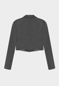 Szara marynarka o skróconym kroju z długimi rękawami, wyraźnie zarysowanym kołnierzem oraz detalami w postaci siedmiu guzików na mankietach. Teksturowana tkanina z delikatnym wzorem.