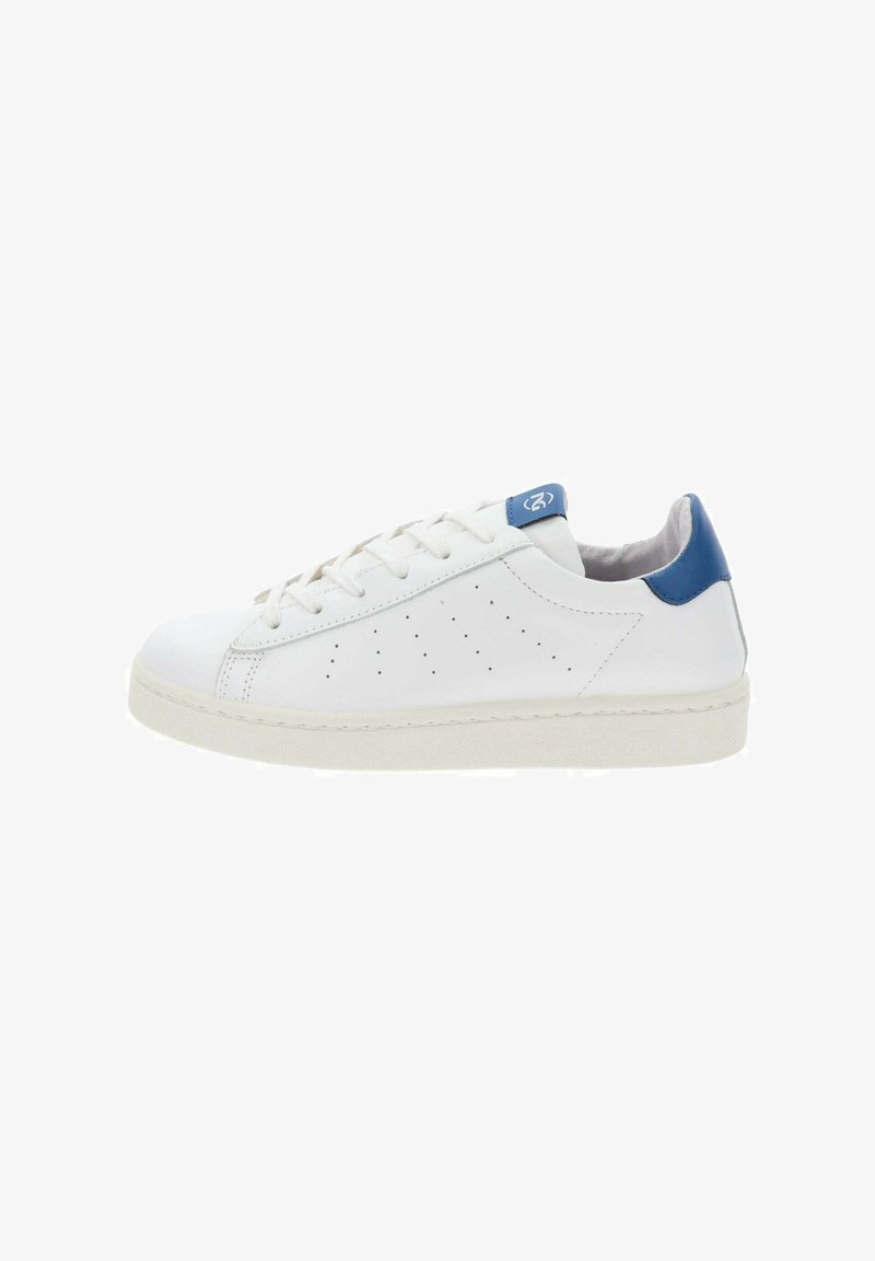 Baskets blanches basses avec détails perforés sur les côtés, languette de talon bleue et étiquette de languette bleue, lacets blancs et semelle crème.