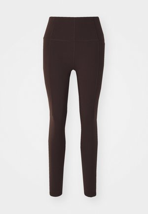 Braune hochtaillierte Leggings aus dehnbarem Material, mit einer glatten Textur und einem figurschmeichelnden Design ohne sichtbare Hardware oder Muster.