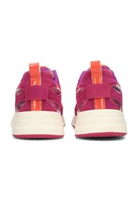 Sneakers in suede rosa con dettagli arancioni e viola, caratterizzati da un tallone texturizzato, cinghie elastiche e una suola bianca spessa.