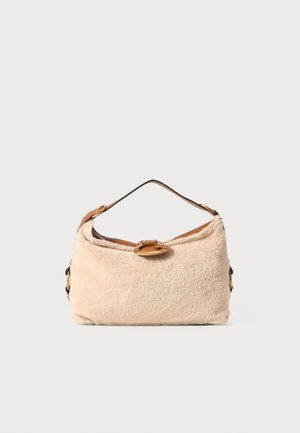Borsa in shearling beige con dettagli in pelle marrone, forma arrotondata, manico superiore e rifiniture in metallo sulla chiusura.