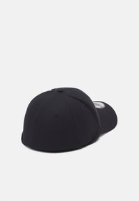 Schwarze Netz-Baseballmütze mit gebogenem Schild, strukturierter Krone und verstellbarem Verschluss hinten. Mit einem gestickten Logo-Patch an der Seite.