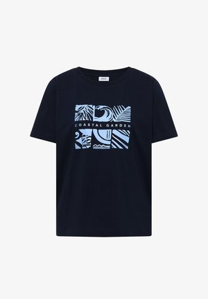 Zwart T-shirt met korte mouwen met een blauwe abstracte kustthema-afbeelding en de tekst "Coastal Garden" op de voorkant.